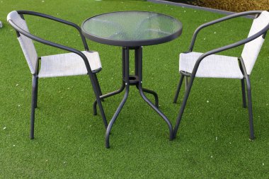 Israil 'de Akdeniz 'in kıyılarında bir kafede sandalye ve masa ayakta 