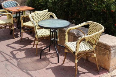 Israil 'de Akdeniz 'in kıyılarında bir kafede sandalye ve masa ayakta 