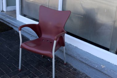 Israil 'de Akdeniz 'in kıyılarında bir kafede sandalye ve masa ayakta 