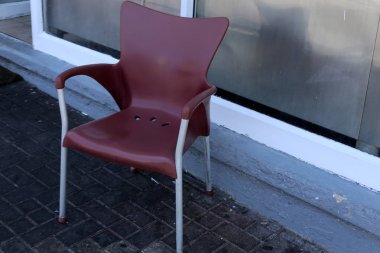 Israil 'de Akdeniz 'in kıyılarında bir kafede sandalye ve masa ayakta 