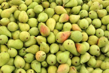 Taze meyve ve sebzeler Israil Acre kentinde bir pazarda satılır 