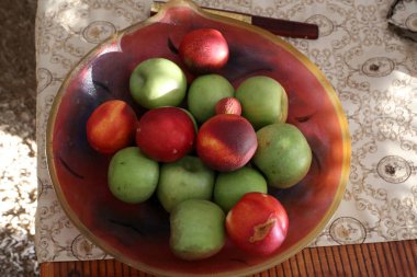 Taze meyve ve sebzeler Israil Acre kentinde bir pazarda satılır 