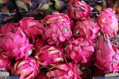 Taze meyve ve sebzeler Israil Acre kentinde bir pazarda satılır 