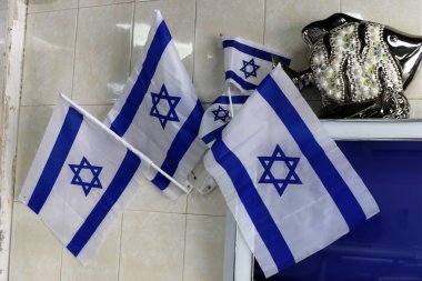 rüzgarda çırpınan bayrak, bayrak direğe monte edilir ve devletin bir sembolüdür 