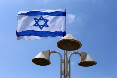 rüzgarda çırpınan bayrak, bayrak direğe monte edilir ve devletin bir sembolüdür 