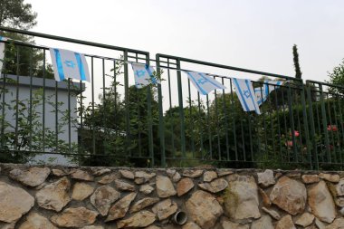 rüzgarda çırpınan bayrak, bayrak direğe monte edilir ve devletin bir sembolüdür 