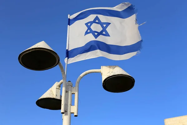 Rüzgarda Çırpınan Bayrak Bayrak Direğe Monte Edilir Devletin Bir Sembolüdür — Stok fotoğraf
