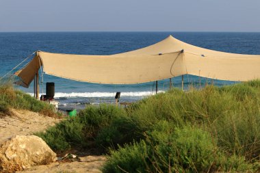İsrail Devleti'nin kuzeyinde Akdeniz kıyılarında dinlenmek için çadır 