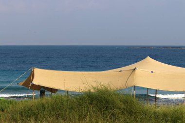 İsrail Devleti'nin kuzeyinde Akdeniz kıyılarında dinlenmek için çadır 