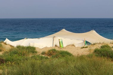 İsrail Devleti'nin kuzeyinde Akdeniz kıyılarında dinlenmek için çadır 