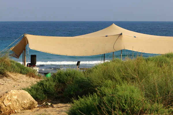 İsrail Devleti'nin kuzeyinde Akdeniz kıyılarında dinlenmek için çadır 