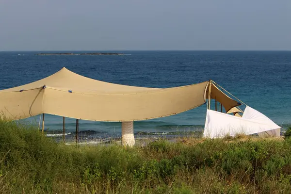 Tienda Campaña Para Descanso Las Orillas Del Mar Mediterráneo Norte — Foto de Stock