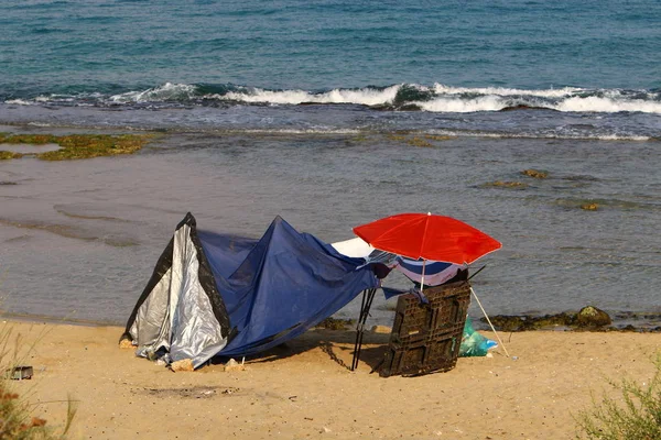 이스라엘 북쪽에있는 지중해의 기슭에 휴식을 — 스톡 사진