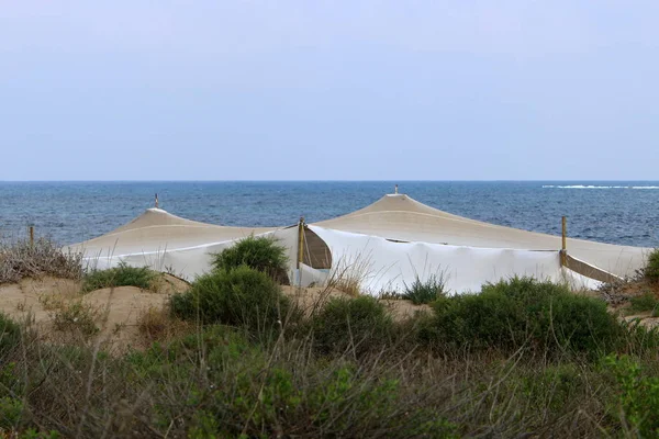 Tienda Campaña Para Descanso Las Orillas Del Mar Mediterráneo Norte — Foto de Stock