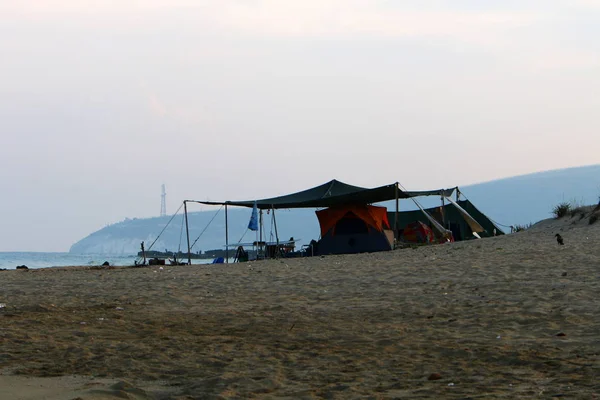 Srail Devleti Nin Kuzeyinde Akdeniz Kıyılarında Dinlenmek Için Çadır — Stok fotoğraf
