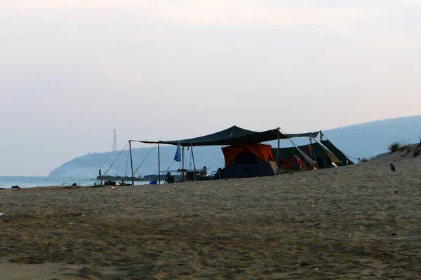 Tienda Campaña Para Descanso Las Orillas Del Mar Mediterráneo Norte —  Fotos de Stock