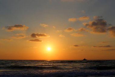 Kuzey İsrail'de Akdeniz'de ufukta güneş batıyor ve gece çöküyor. 