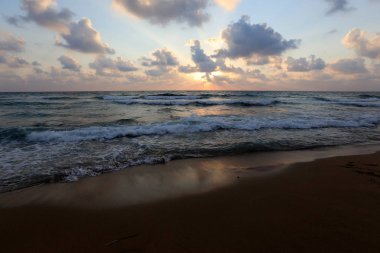 Kuzey İsrail'de Akdeniz'de ufukta güneş batıyor ve gece çöküyor. 