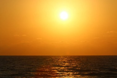 Kuzey İsrail'de Akdeniz'de ufukta güneş batıyor ve gece çöküyor. 