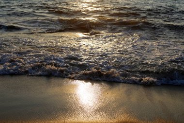 Kuzey İsrail'de Akdeniz'de ufukta güneş batıyor ve gece çöküyor. 