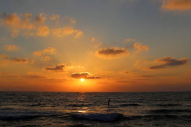Kuzey İsrail'de Akdeniz'de ufukta güneş batıyor ve gece çöküyor. 