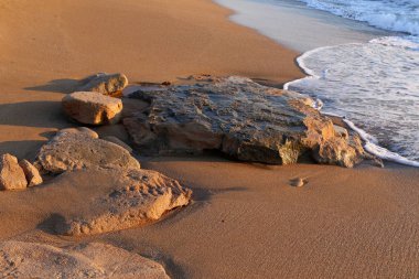 taşlar İsrail devletinin kuzeyinde Akdeniz kıyısında bir parkta yalan 