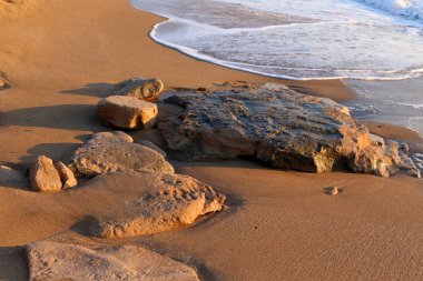 taşlar İsrail devletinin kuzeyinde Akdeniz kıyısında bir parkta yalan 