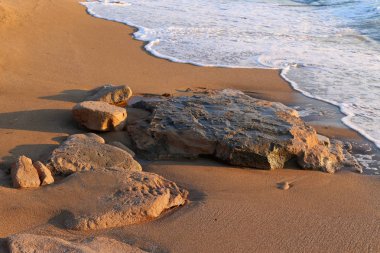 taşlar İsrail devletinin kuzeyinde Akdeniz kıyısında bir parkta yalan 