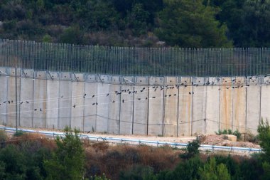 İsrail'in kuzeyinde Akdeniz kıyısında bir parkta çit 