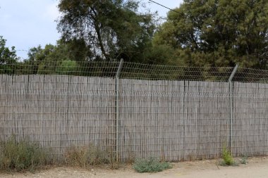 İsrail'in kuzeyinde Akdeniz kıyısında bir parkta çit 