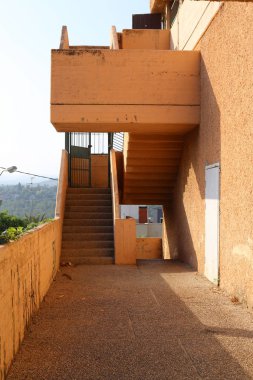 Bir yapının veya yapının merdiven elemanı bir dizi basamaktan oluşur 