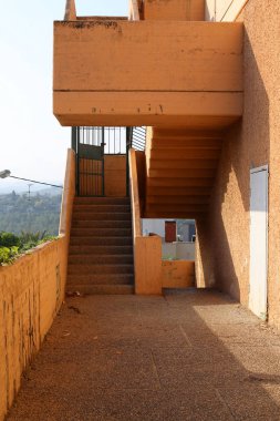 Bir yapının veya yapının merdiven elemanı bir dizi basamaktan oluşur 