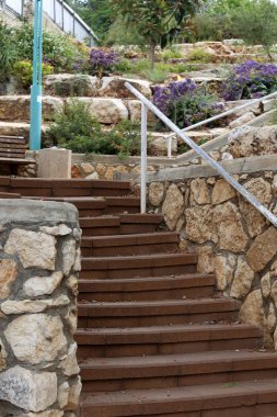 Bir yapının veya yapının merdiven elemanı bir dizi basamaktan oluşur 