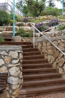 Bir yapının veya yapının merdiven elemanı bir dizi basamaktan oluşur 