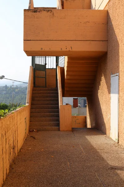 Bir yapının veya yapının merdiven elemanı bir dizi basamaktan oluşur 