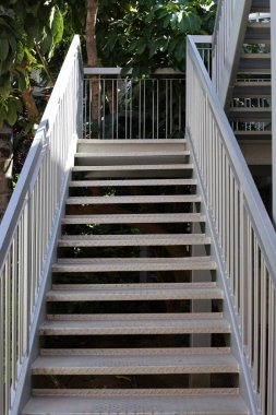 Bir yapının veya yapının merdiven elemanı bir dizi basamaktan oluşur 