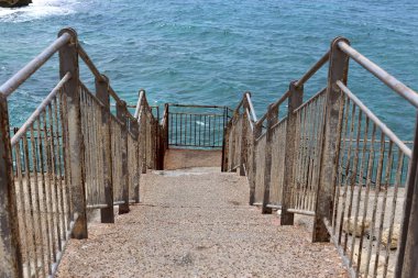 Bir yapının veya yapının merdiven elemanı bir dizi basamaktan oluşur 