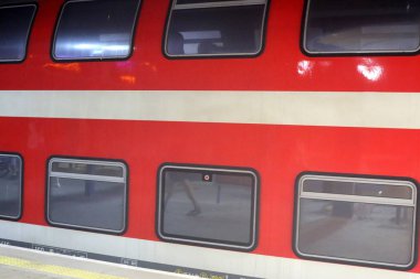 demiryolu vagonları ve demiryolu rayları İsrail Devleti topraklarından geçer 