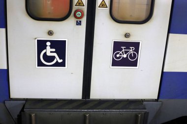 demiryolu vagonları ve demiryolu rayları İsrail Devleti topraklarından geçer 