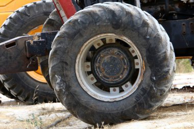 Tekerlek - eksen üzerinde serbestçe dönen ve üzerine yerleştirilen gövdenin yuvarlanmasını sağlayan bir disk 