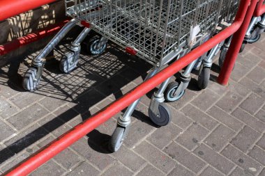 Tekerlek - eksen üzerinde serbestçe dönen ve üzerine yerleştirilen gövdenin yuvarlanmasını sağlayan bir disk 