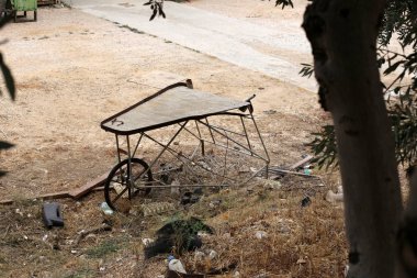 Tekerlek - eksen üzerinde serbestçe dönen ve üzerine yerleştirilen gövdenin yuvarlanmasını sağlayan bir disk 