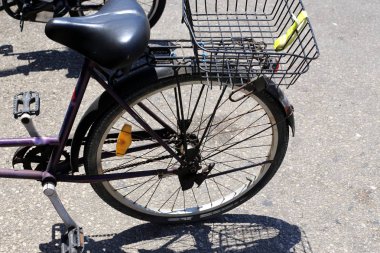 Tekerlek - eksen üzerinde serbestçe dönen ve üzerine yerleştirilen gövdenin yuvarlanmasını sağlayan bir disk 