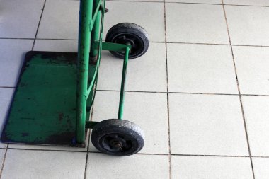 Tekerlek - eksen üzerinde serbestçe dönen ve üzerine yerleştirilen gövdenin yuvarlanmasını sağlayan bir disk 