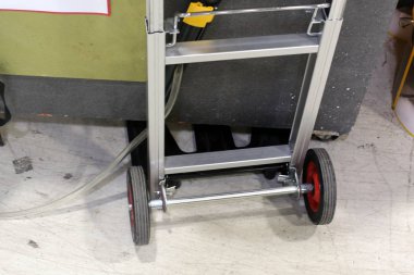 Tekerlek - eksen üzerinde serbestçe dönen ve üzerine yerleştirilen gövdenin yuvarlanmasını sağlayan bir disk 