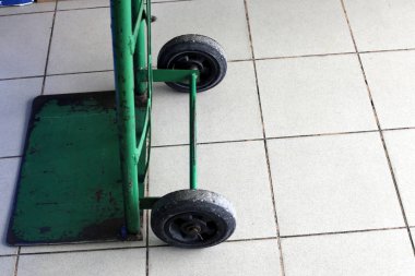 Tekerlek - eksen üzerinde serbestçe dönen ve üzerine yerleştirilen gövdenin yuvarlanmasını sağlayan bir disk 