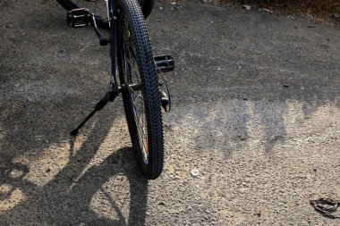 Tekerlek - eksen üzerinde serbestçe dönen ve üzerine yerleştirilen gövdenin yuvarlanmasını sağlayan bir disk 