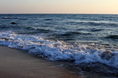 İsrail devletinin kuzeyinde Akdeniz'in ıssız kıyıları 