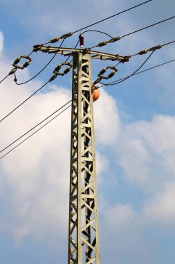 İsrail'in kuzeyinde elektrik akan bir kutup üzerinde elektrik telleri 