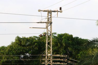 İsrail'in kuzeyinde elektrik akan bir kutup üzerinde elektrik telleri 